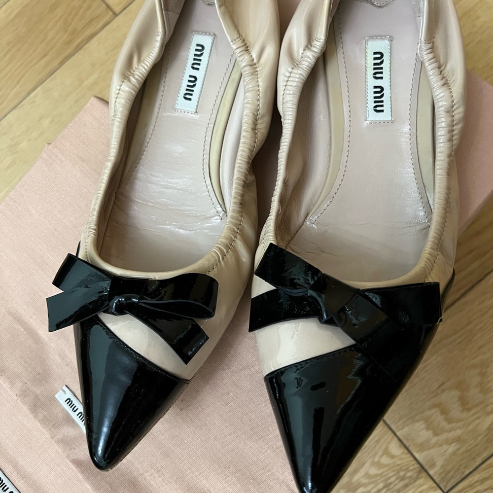 Authentic MIU MIU Black and Cream Leather Flat size 8